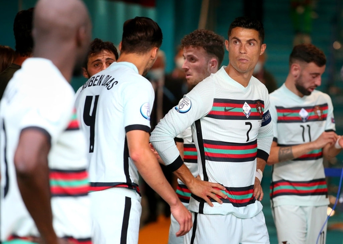 Ronaldo tỏ thái độ không hài lòng, lắc đầu quầy quậy khi thấy đồng đội trong đường hầm - Ảnh 2.