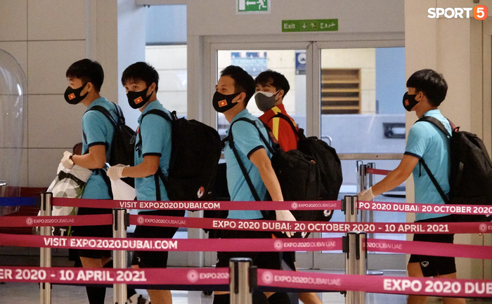 Đội tuyển Việt Nam về nước sau vòng loại World Cup 2022: Các cầu thủ lên máy bay, hành trình kéo dài gần 8 tiếng - Ảnh 1.