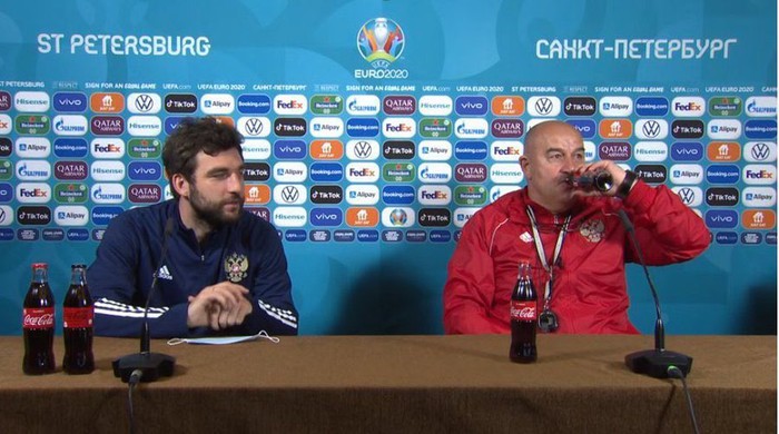 HLV tuyển Nga phản công Ronaldo: Mở chai nước ngọt uống giữa họp báo - Ảnh 1.