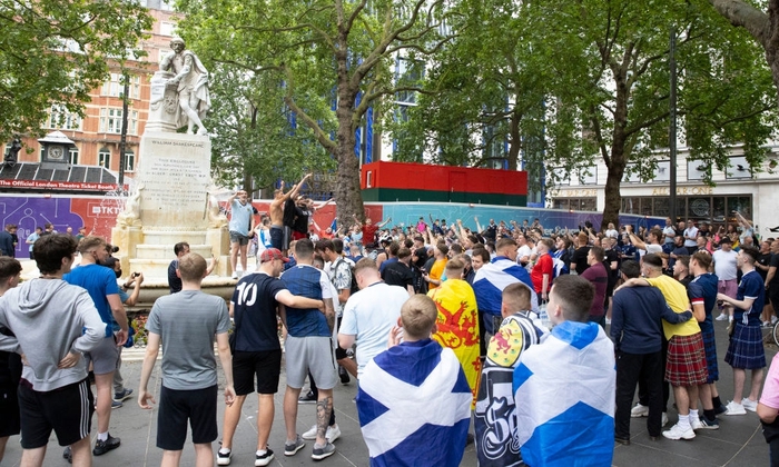 Đại chiến Anh vs Scotland: Fan đội khách quậy phá thủ đô London, làm trò mất vệ sinh, thiếu văn hoá - Ảnh 9.