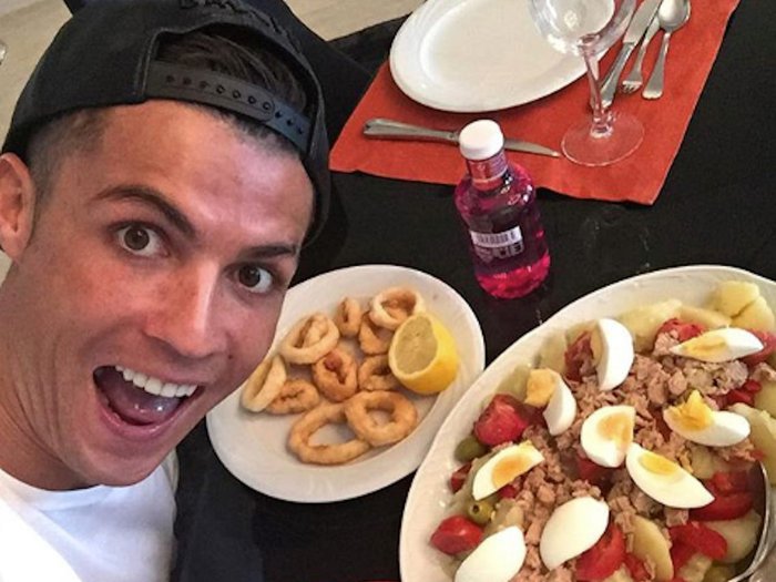 Khám phá &quot;kho lương thực&quot; của Ronaldo và đồng đội ở Euro 2020: Toàn hàng xách tay! - Ảnh 1.