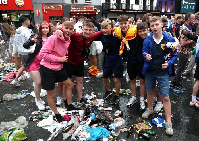 Fan quá khích Scotland tỉ thí với cảnh sát, biến quảng trường ở London thành bãi rác - Ảnh 4.