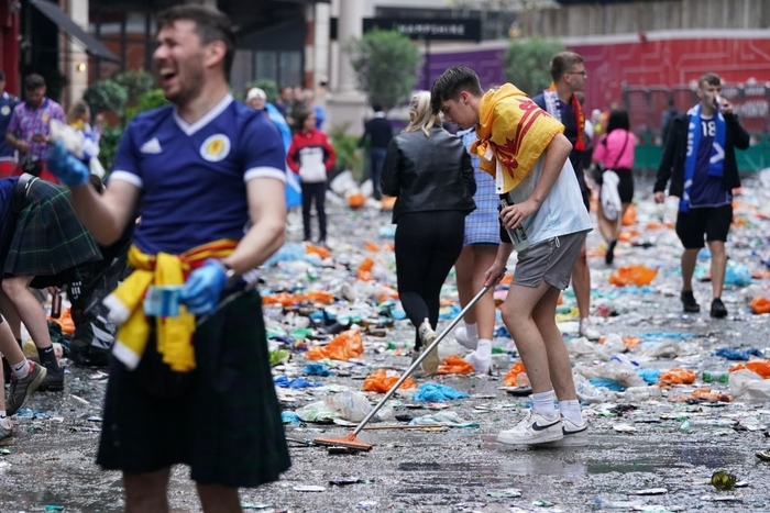 Fan quá khích Scotland tỉ thí với cảnh sát, biến quảng trường ở London thành bãi rác - Ảnh 11.