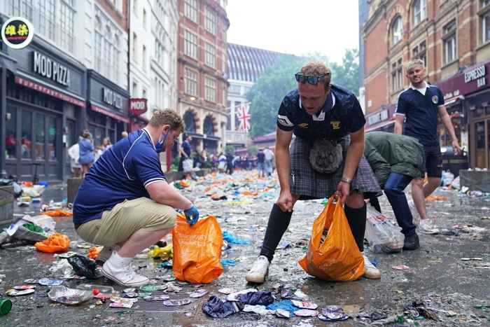 Fan quá khích Scotland tỉ thí với cảnh sát, biến quảng trường ở London thành bãi rác - Ảnh 12.