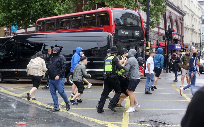 Fan quá khích Scotland tỉ thí với cảnh sát, biến quảng trường ở London thành bãi rác - Ảnh 2.