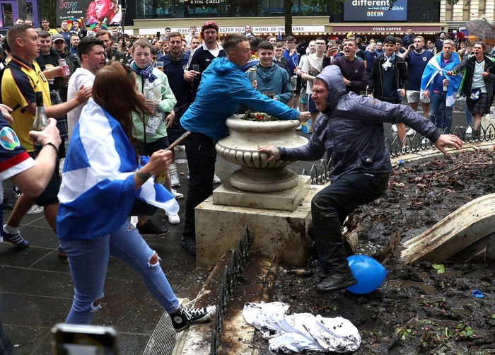 Fan quá khích Scotland tỉ thí với cảnh sát, biến quảng trường ở London thành bãi rác - Ảnh 9.