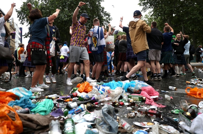 Fan quá khích Scotland tỉ thí với cảnh sát, biến quảng trường ở London thành bãi rác - Ảnh 5.
