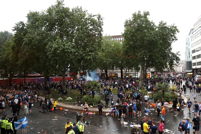 Fan quá khích Scotland tỉ thí với cảnh sát, biến quảng trường ở London thành bãi rác - Ảnh 6.