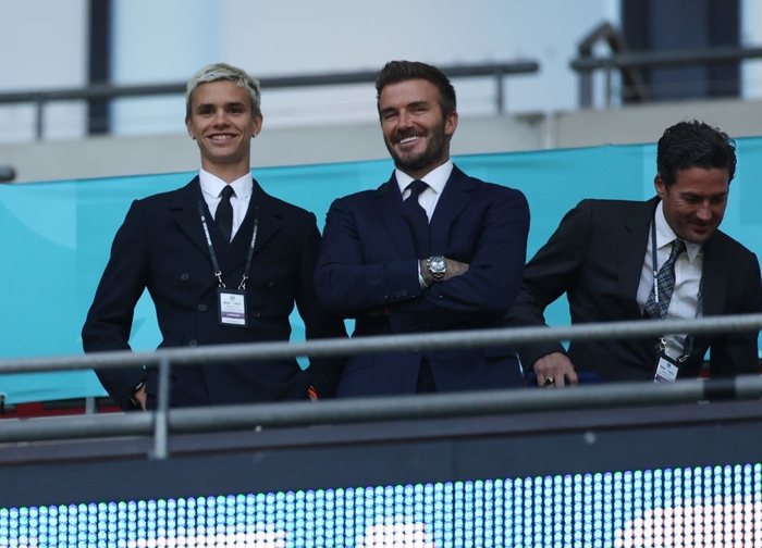 Dàn khách VIP dự khán Anh vs Scotland: Sir Alex gặp sự cố mất vui, Beckham và con trai bảnh bao trên khán đài - Ảnh 4.