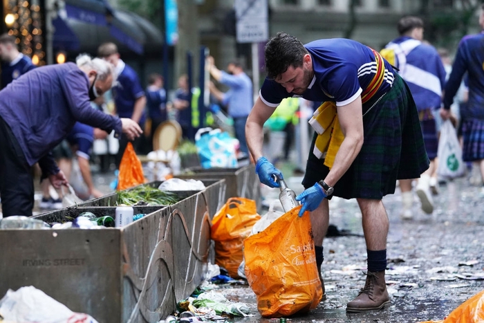 Fan quá khích Scotland tỉ thí với cảnh sát, biến quảng trường ở London thành bãi rác - Ảnh 10.