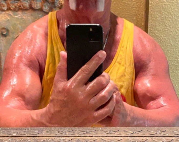 Huyền thoại Hulk Hogan sở hữu bắp tay cực khủng dù đã gần thất thập, tiết lộ số trọng lượng &quot;điên rồ&quot; có thể nâng thành công - Ảnh 1.