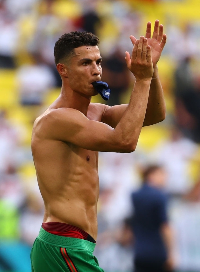 Ronaldo cởi trần khoe cơ bụng 6 múi &quot;chỉ uống nước lọc, không Coca&quot; trước 10.000 khán giả - Ảnh 3.