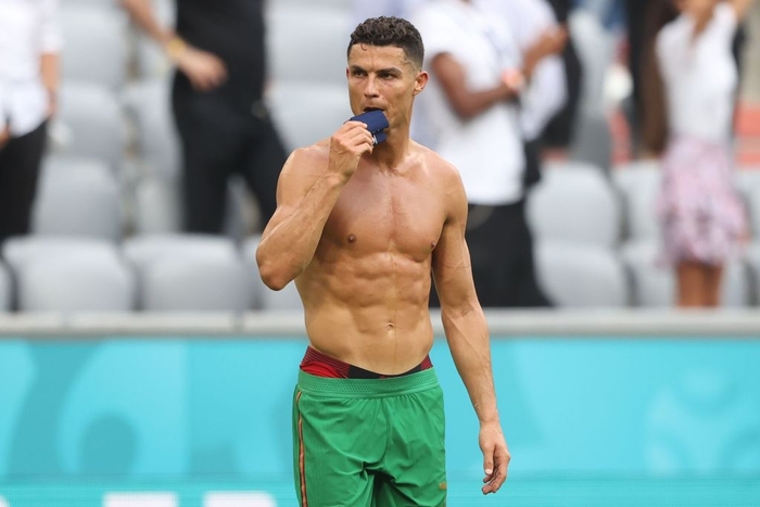 Ronaldo cởi trần khoe body như tượng tạc sau khi đội nhà thua tan tác trước Đức nhưng vậy thì chiếc áo của CR7 đã ở đâu? - Ảnh 2.