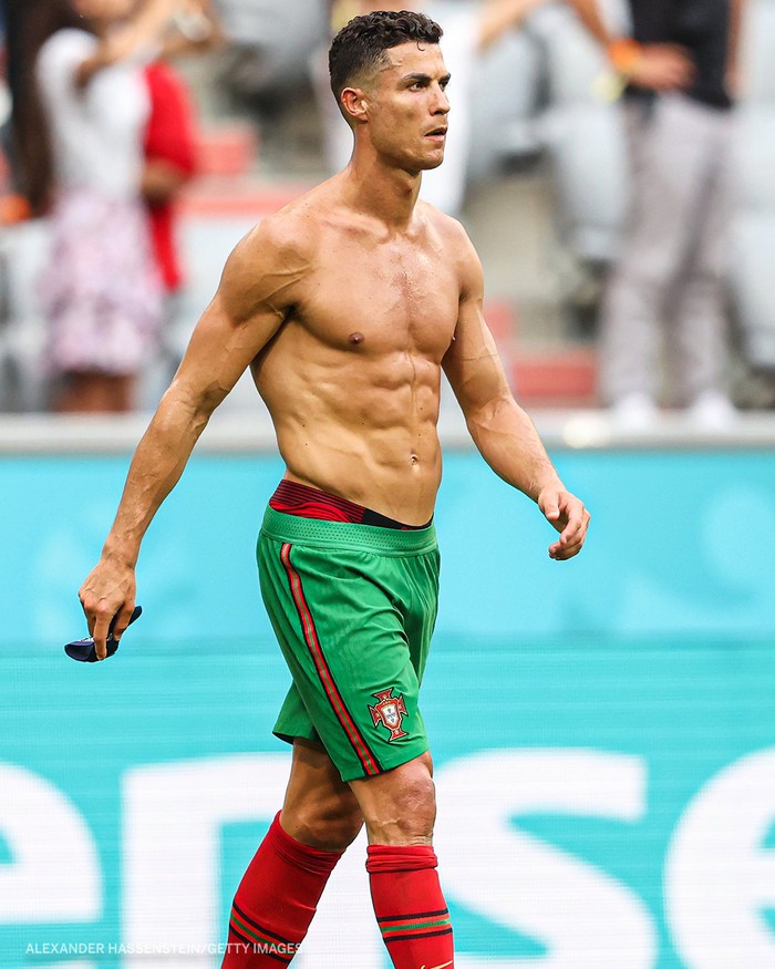 Ronaldo cởi trần khoe body như tượng tạc sau khi đội nhà thua tan tác trước Đức nhưng vậy thì chiếc áo của CR7 đã ở đâu? - Ảnh 1.