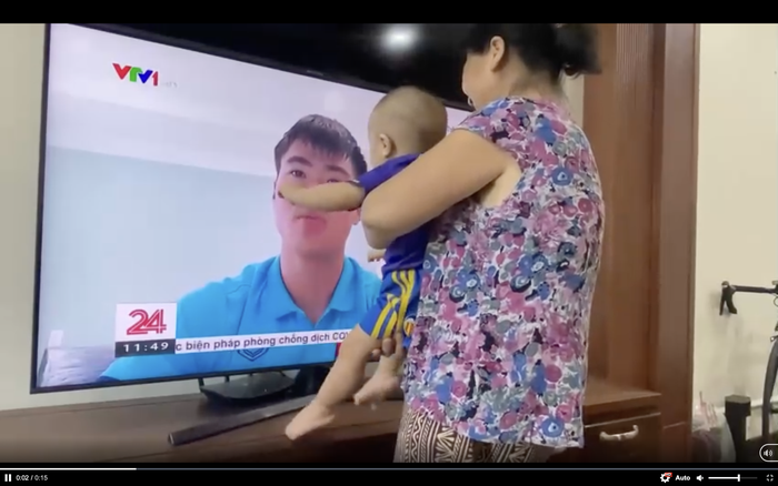 Xúc động hình ảnh con trai Duy Mạnh sà vào màn hình tivi ôm lấy bố - Ảnh 2.