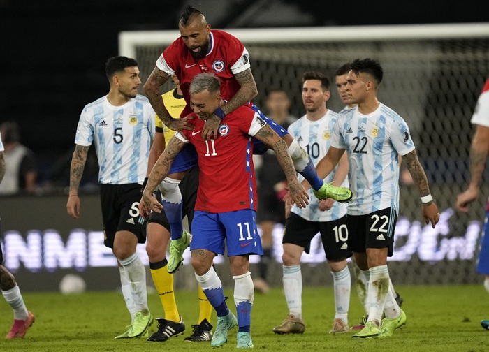 Vidal cùng đồng đội tuyển Chile lén lút dẫn gái, thợ cắt tóc vào khu cách ly - Ảnh 3.