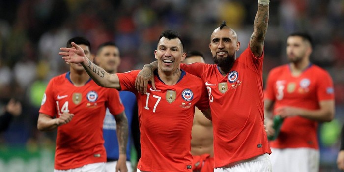 Vidal cùng đồng đội tuyển Chile lén lút dẫn gái, thợ cắt tóc vào khu cách ly - Ảnh 1.