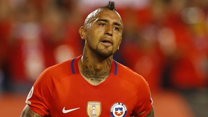 Vidal cùng đồng đội tuyển Chile lén lút dẫn gái, thợ cắt tóc vào khu cách ly - Ảnh 2.