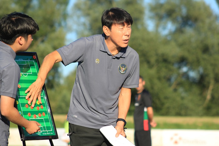 Thất bại tại vòng loại World Cup 2022, HLV Shin Tae-yong bắt đầu lại với U18 Indonesia - Ảnh 1.