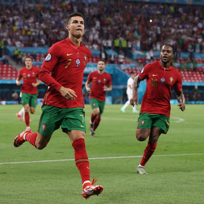 CĐV quay phim cảnh Ronaldo bị ném chai Coca-Cola cùng hàng loạt vật thể lạ xuống sân - Ảnh 8.