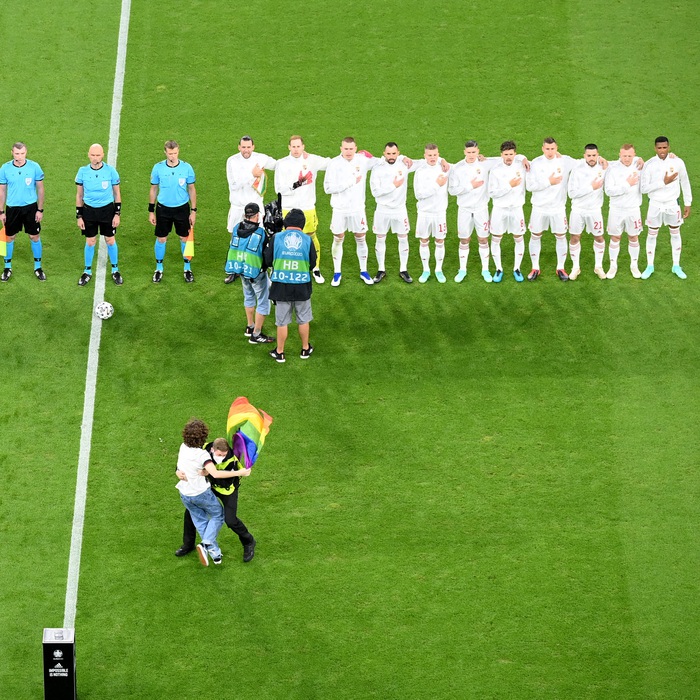 Fan cuồng mang thông điệp ủng hộ LGBT lao vào sân trong lúc tuyển Hungary hát quốc ca - Ảnh 2.