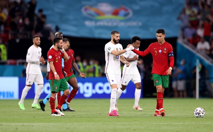 Ngay khi Bồ Đào Nha bị Đức chọc thủng lưới, Ronaldo bỗng có hành động cực đặc biệt với cầu thủ ghi bàn của đối phương - Ảnh 2.