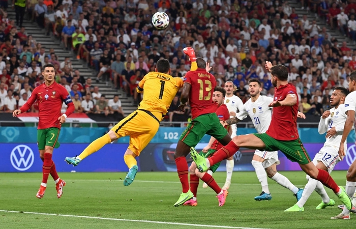 Hugo Lloris đấm knock-out tuyển thủ Bồ Đào Nha để tặng cho đối thủ quả penalty - Ảnh 1.