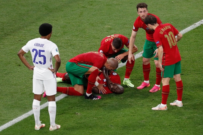 Hugo Lloris đấm knock-out tuyển thủ Bồ Đào Nha để tặng cho đối thủ quả penalty - Ảnh 2.