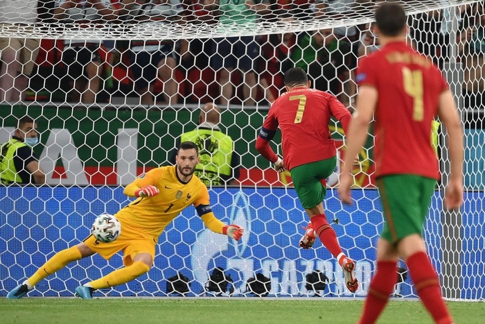 Hugo Lloris đấm knock-out tuyển thủ Bồ Đào Nha để tặng cho đối thủ quả penalty - Ảnh 3.