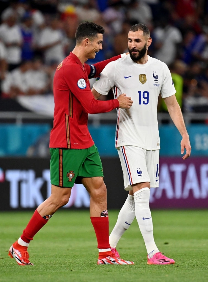 Ngay khi Bồ Đào Nha bị Đức chọc thủng lưới, Ronaldo bỗng có hành động cực đặc biệt với cầu thủ ghi bàn của đối phương - Ảnh 3.
