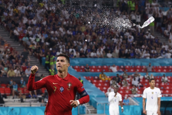 CĐV quay phim cảnh Ronaldo bị ném chai Coca-Cola cùng hàng loạt vật thể lạ xuống sân - Ảnh 5.
