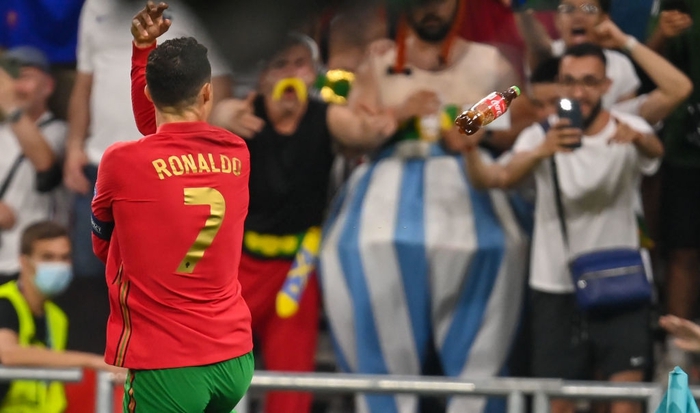 CĐV quay phim cảnh Ronaldo bị ném chai Coca-Cola cùng hàng loạt vật thể lạ xuống sân - Ảnh 2.