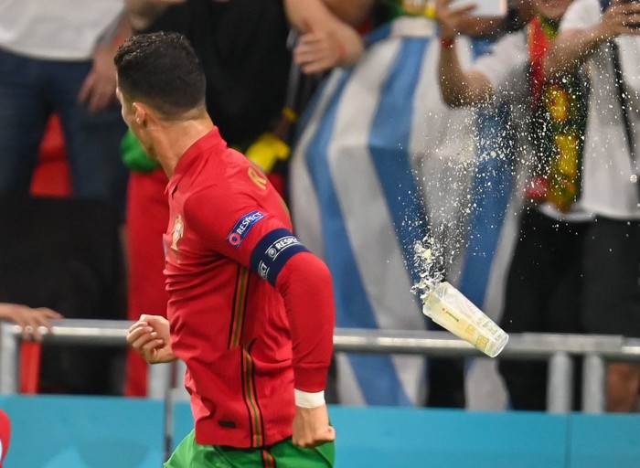 CĐV quay phim cảnh Ronaldo bị ném chai Coca-Cola cùng hàng loạt vật thể lạ xuống sân - Ảnh 4.