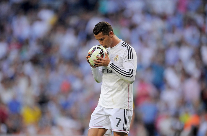 Hành động đặc biệt của Ronaldo với trái bóng trước khi ghi cả 2 bàn thắng vào lưới tuyển Pháp - Ảnh 3.