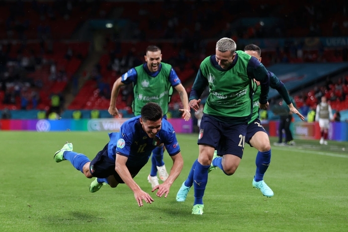 Màn ăn mừng cảm xúc nhưng &quot;hơi dại&quot; của tuyển thủ Italy: Bay người cày mặt xuống sân và bị đồng đội đè cho &quot;ngộp thở&quot; - Ảnh 2.