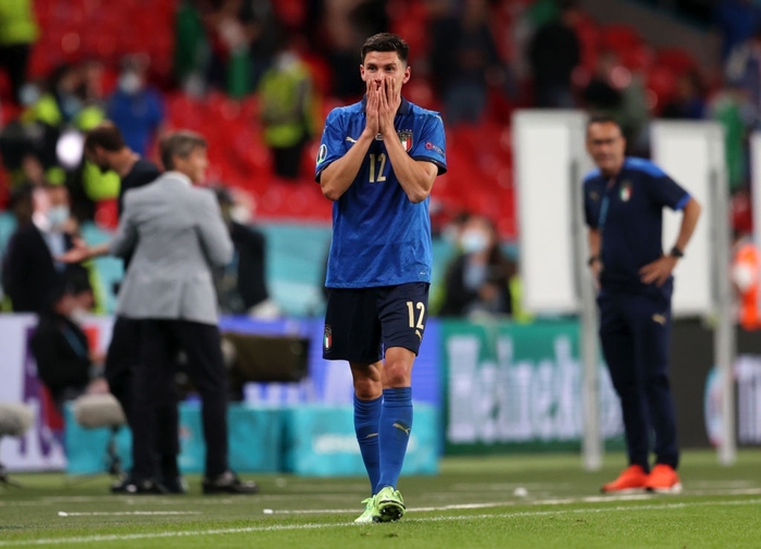 Màn ăn mừng cảm xúc nhưng &quot;hơi dại&quot; của tuyển thủ Italy: Bay người cày mặt xuống sân và bị đồng đội đè cho &quot;ngộp thở&quot; - Ảnh 5.