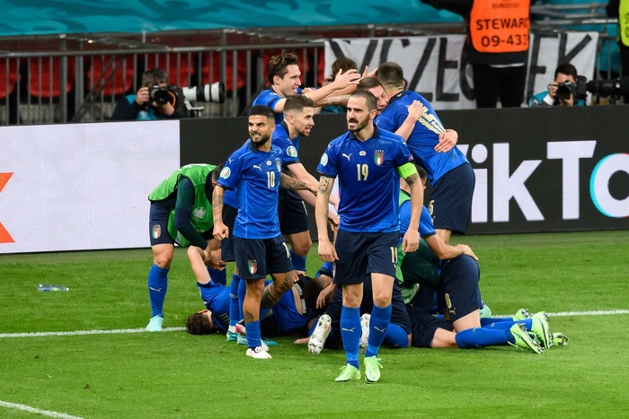 Màn ăn mừng cảm xúc nhưng hơi dại của tuyển thủ Italy: Bay người cày mặt xuống sân và bị đồng đội đè cho ngộp thở - Ảnh 6.
