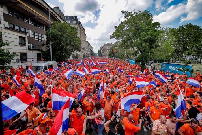 CĐV Hà Lan mở hội phủ kín đường phố Budapest trước thềm trận đấu ở vòng 1/8 Euro 2020 - Ảnh 3.