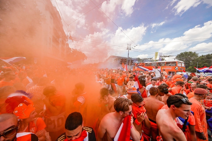 CĐV Hà Lan mở hội phủ kín đường phố Budapest trước thềm trận đấu ở vòng 1/8 Euro 2020 - Ảnh 5.