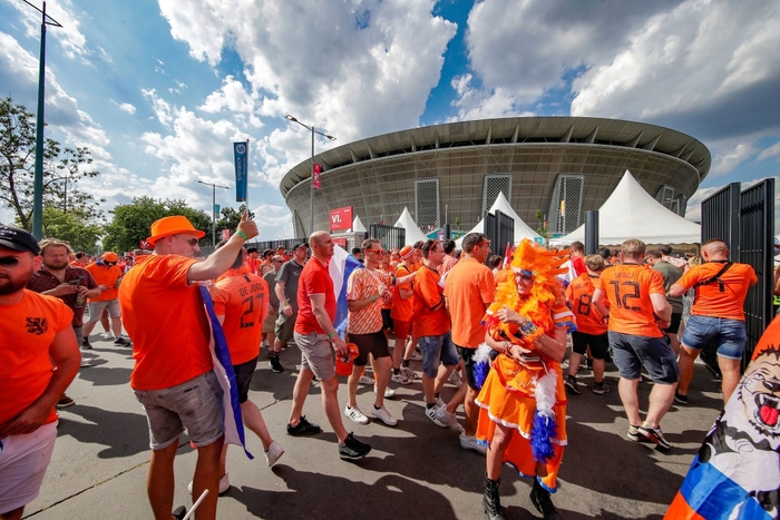 CĐV Hà Lan mở hội phủ kín đường phố Budapest trước thềm trận đấu ở vòng 1/8 Euro 2020 - Ảnh 6.