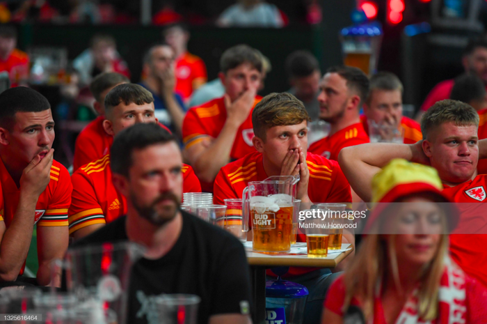 Cầu thủ Xứ Wales bật khóc sau thảm bại trước Đan Mạch tại Euro - Ảnh 3.
