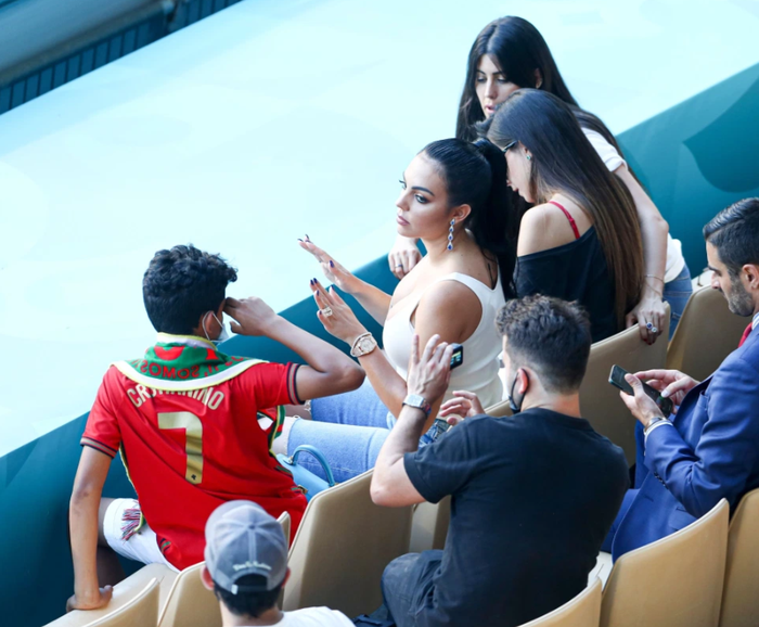 Bạn gái Georgina ở bên an ủi Ronaldo sau khi Bồ Đào Nha bị loại khỏi Euro 2020 - Ảnh 2.