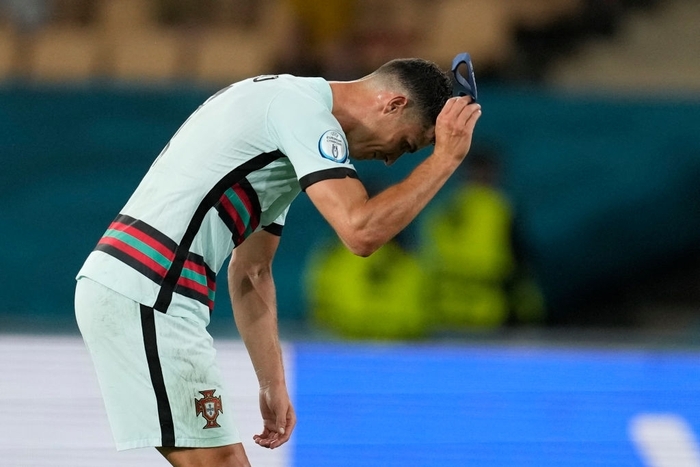 Ronaldo đã đeo băng đội trưởng trong trận đấu thua của Bồ Đào Nha trước Bỉ. Bạn sẽ bị thuyết phục bởi tinh thần chiến đấu và nỗ lực của Ronaldo khi xem hình ảnh này.