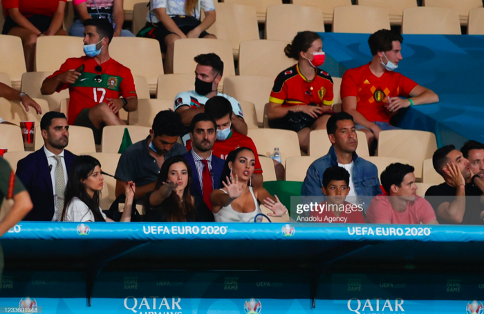 Georgina gắn micro trong áo khi đến cổ vũ Ronaldo thi đấu: Hé lộ &quot;bom tấn&quot; sắp ra mắt - Ảnh 3.