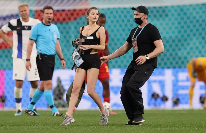 Tìm ra danh tính nữ CĐV chạy vào sân phá trận đấu ở Euro 2020 - Ảnh 2.
