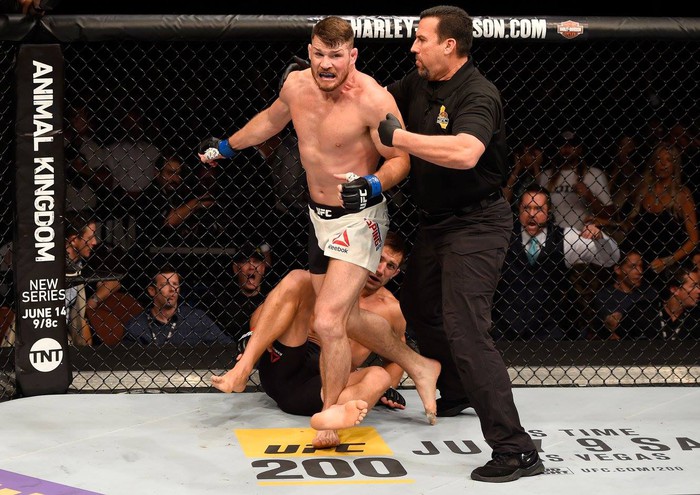 Cựu vương Michael Bisping gặp &quot;tai bay vạ gió&quot; vì quay phim trên đường phố - Ảnh 2.