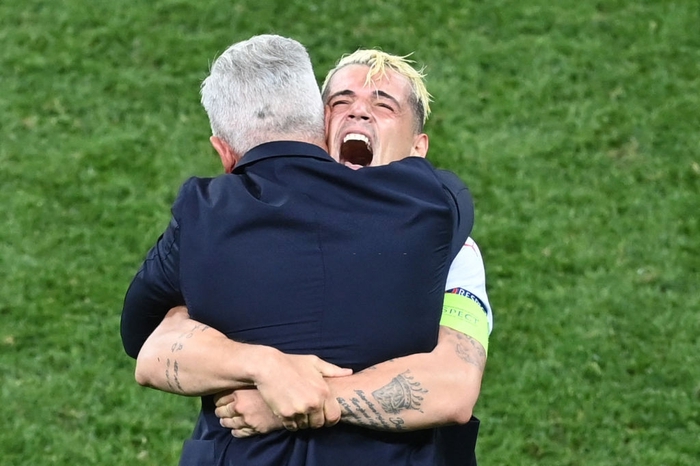Cầu thủ Thuỵ Sĩ sung sướng vỡ oà sau khi loại đương kim vô địch thế giới Pháp khỏi Euro 2020 - Ảnh 6.