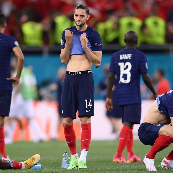 Để Thụy Sĩ &quot;đá đít&quot; khỏi Euro, dàn sao tuyển Pháp bị báo nhà chấm điểm cực thấp - Ảnh 1.