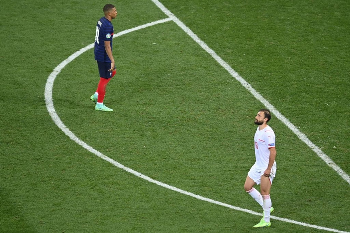 Cận cảnh sao trẻ hay nhất thế giới Mbappe đá hỏng luân lưu khiến Pháp bị loại khỏi Euro 2020 - Ảnh 9.