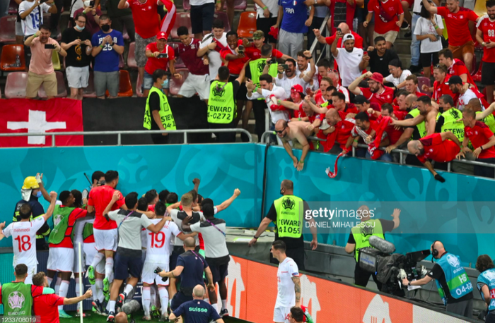 Cầu thủ Thuỵ Sĩ sung sướng vỡ oà sau khi loại đương kim vô địch thế giới Pháp khỏi Euro 2020 - Ảnh 4.